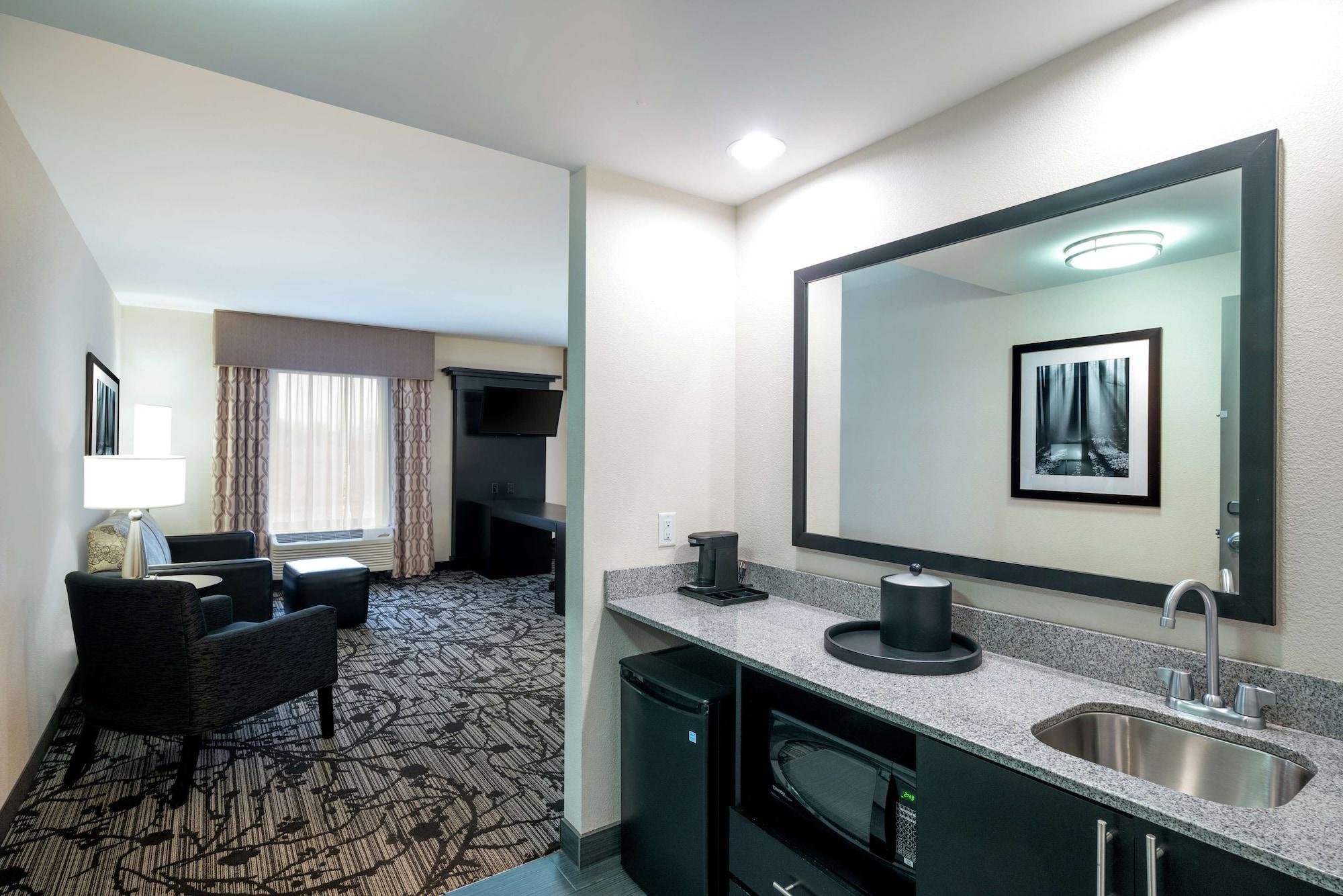 Hotel Hampton And Airport/valley View Mall 3*